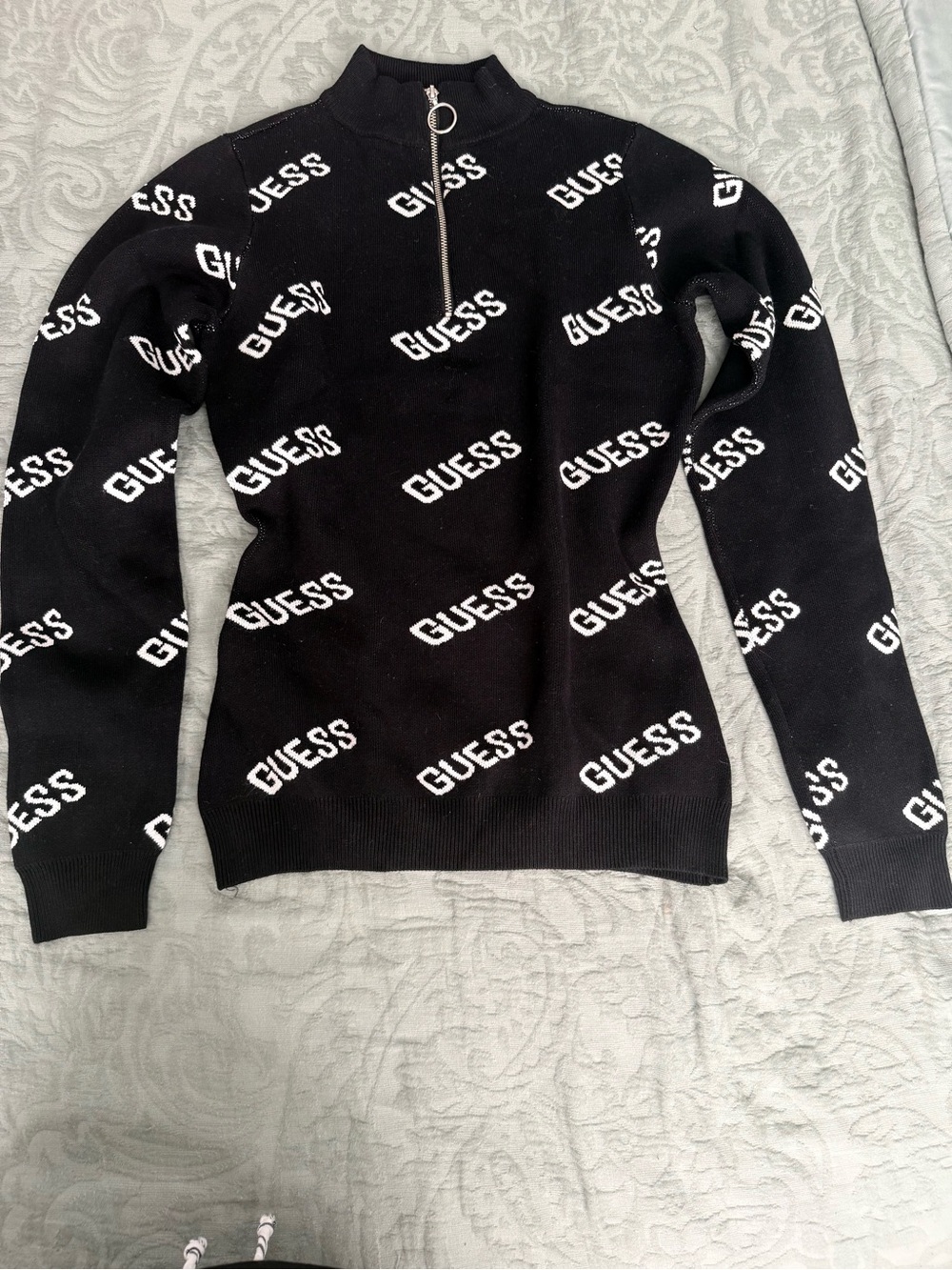 GUESS LOGO ALL OVER PRINT ZIP UP SWEATER SIZE M BLACK WHITE